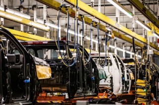 特朗普持续实施的25%汽车关税预计将使销量减少数百万辆，造成 1000 亿美元损失