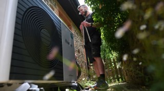 英国应对能源冲击，要求所有新建住宅安装太阳能板与热泵