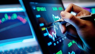 期权行权的条件是什么？这种条件在不同期权合约中有何差异？