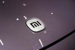 汽车销售暴涨2倍，手机却“遇冷”！小米2025年汽车收入达1033亿元，平均单价约25万元