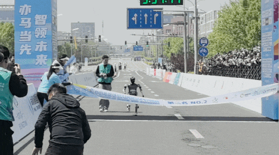 人形机器人半马奖项发布！宇树科技回应G1摔倒：未参赛，最近事多！夺冠机器人背后股东涉这些上市公司  第2张