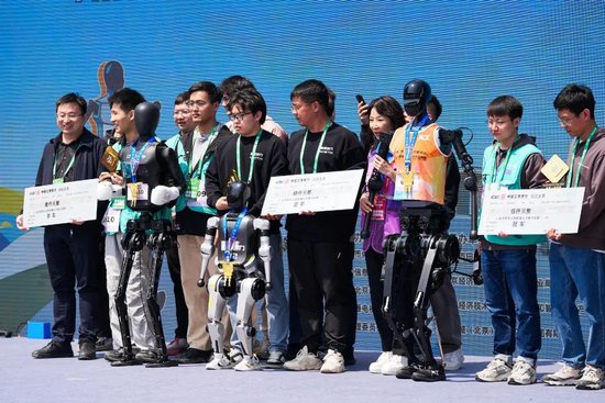 人形机器人半马奖项发布！宇树科技回应G1摔倒：未参赛，最近事多！夺冠机器人背后股东涉这些上市公司  第6张