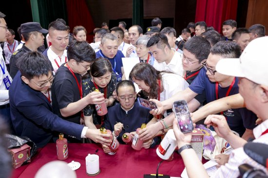 茅台股东大会结束，张德芹成关注重点，大批股东带“蛇矛”求亲笔签名  第1张