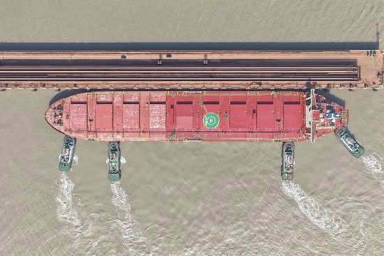 视频|首船西芒杜铁矿石运抵中国宝武马迹山港  第1张