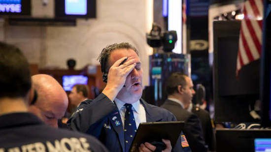 美股齐跌！金融股、软件股跌惨了！标普500抹去年内涨幅  第1张