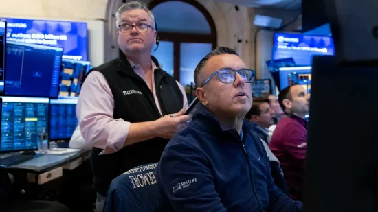 午盘：三大股指悉数走低 道指下跌逾400点  第1张