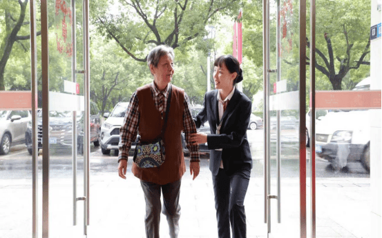 当“90后”遇上“90后”…… 浙江稠州商业银行青年员工与银发族的温暖守望  第1张