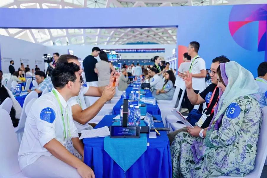 科大讯飞携AI眼镜亮相消博会,全场景AI赋能海南自贸港跨语言沟通 第5张 科大讯飞携AI眼镜亮相消博会,全场景AI赋能海南自贸港跨语言沟通 第5张